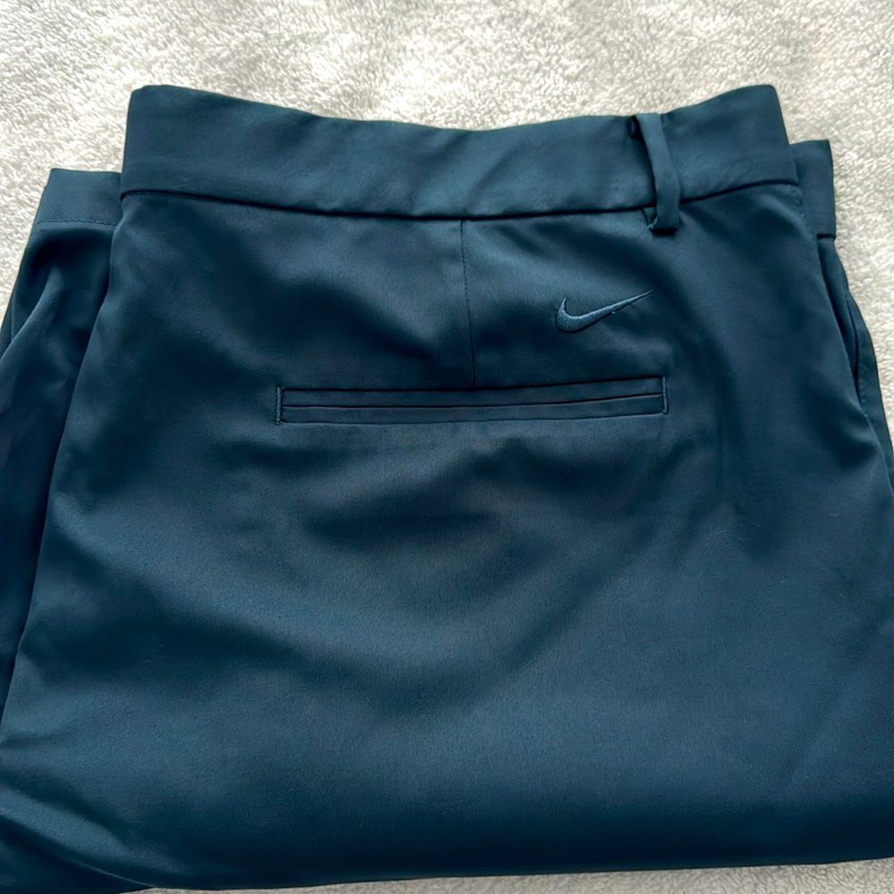 NIKE GOLF DRY FIT SHORTS SIZE 40